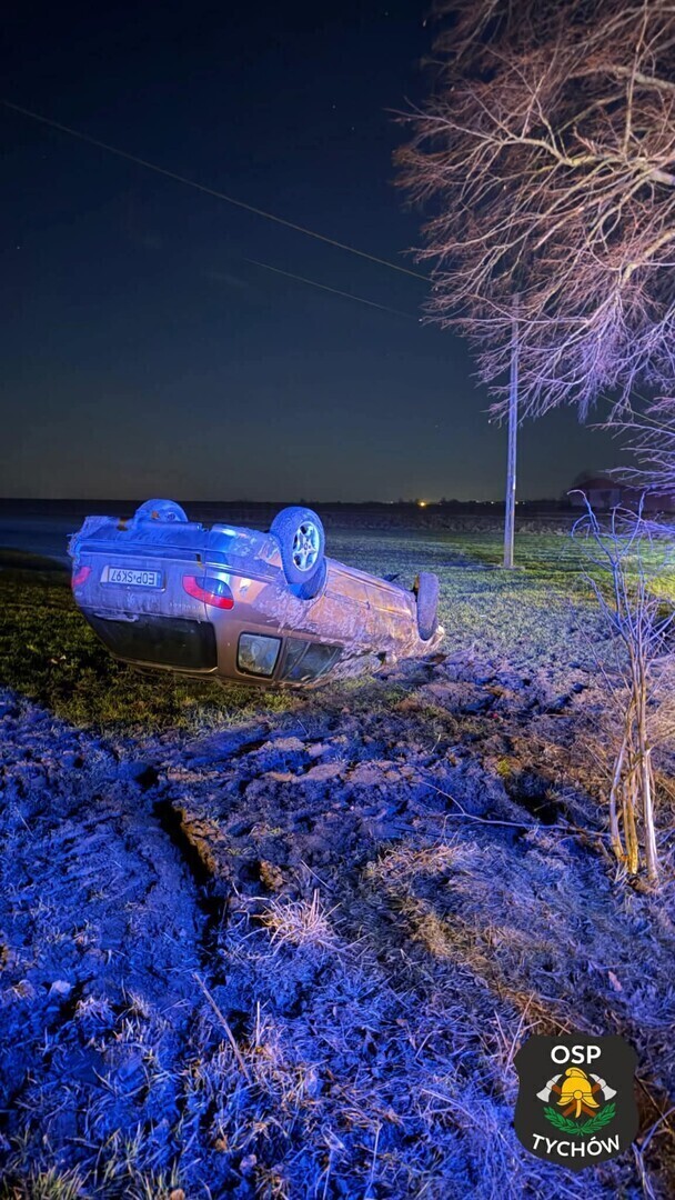 Peugeot dachował w Tychowie. Kierowca zniknął przed przyjazdem służb