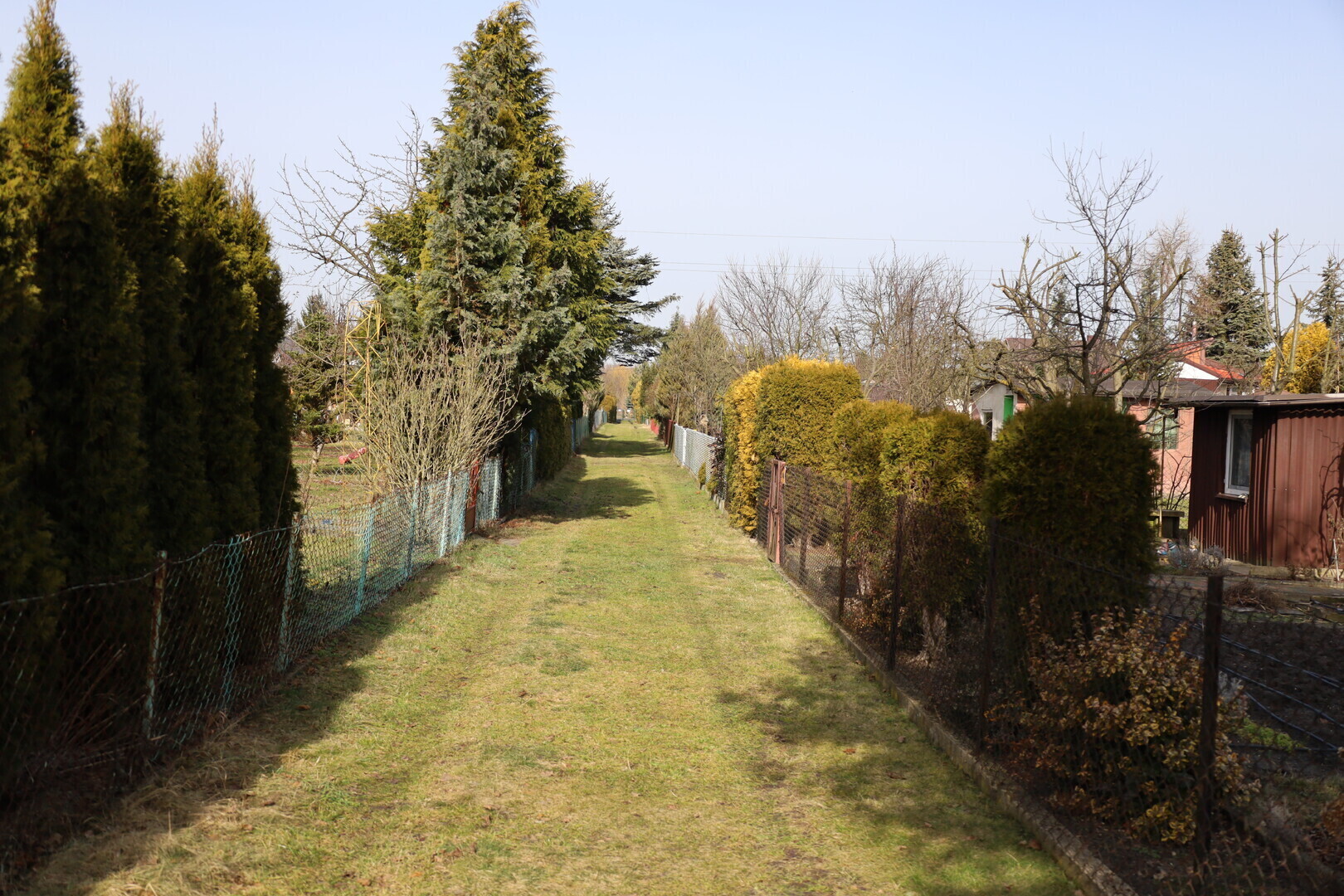 Piotrkowskie ogródki działkowe budzą się do życia po zimie. Działkowicze korzystają z pierwszych cieplejszych dni