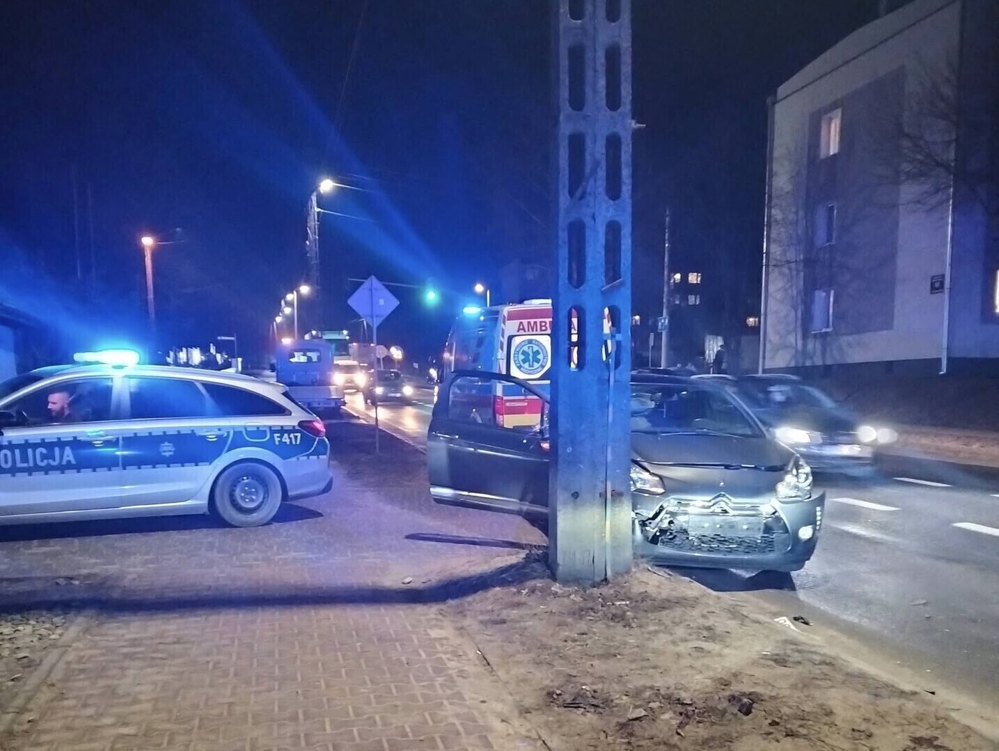 Sulejów 44-letni kierowca z 29 promila spowodował kolizję na ul. Koneckiej. Citroen uderzył w Forda i słup oświetleniowy