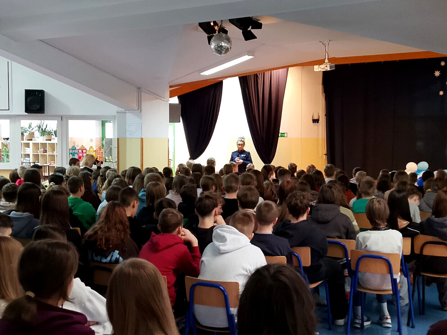 Profilaktyka hejtu i przemocy rówieśniczej. Spotkanie policjantów z uczniami