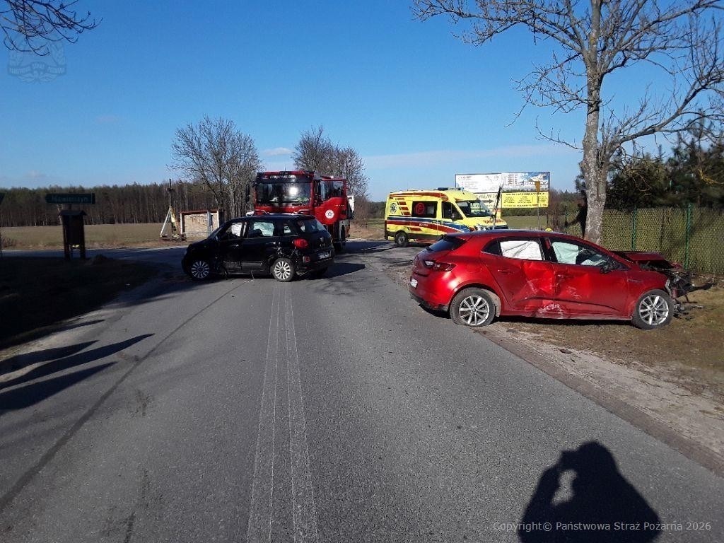 Kawęczyn zderzenie Fiata z Renault na skrzyżowaniu. Trzy osoby trafiły do szpitala