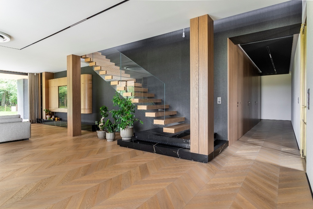 Podłogi drewniane i panele winylowe trwałość i styl