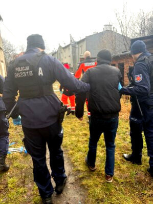 Interwencja w pustostanie. Policjanci z Łodzi udzielili pomocy mężczyźnie z podejrzeniem odmrożenia
