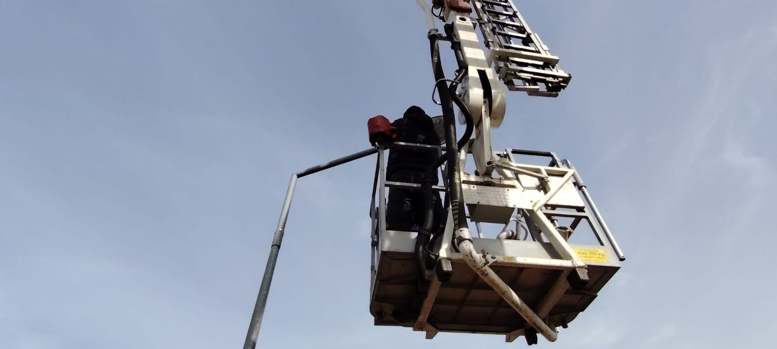 Wymiana oświetlenia ulicznego w gminie. Nowoczesne lampy LED zastępują stare oprawy sodowe