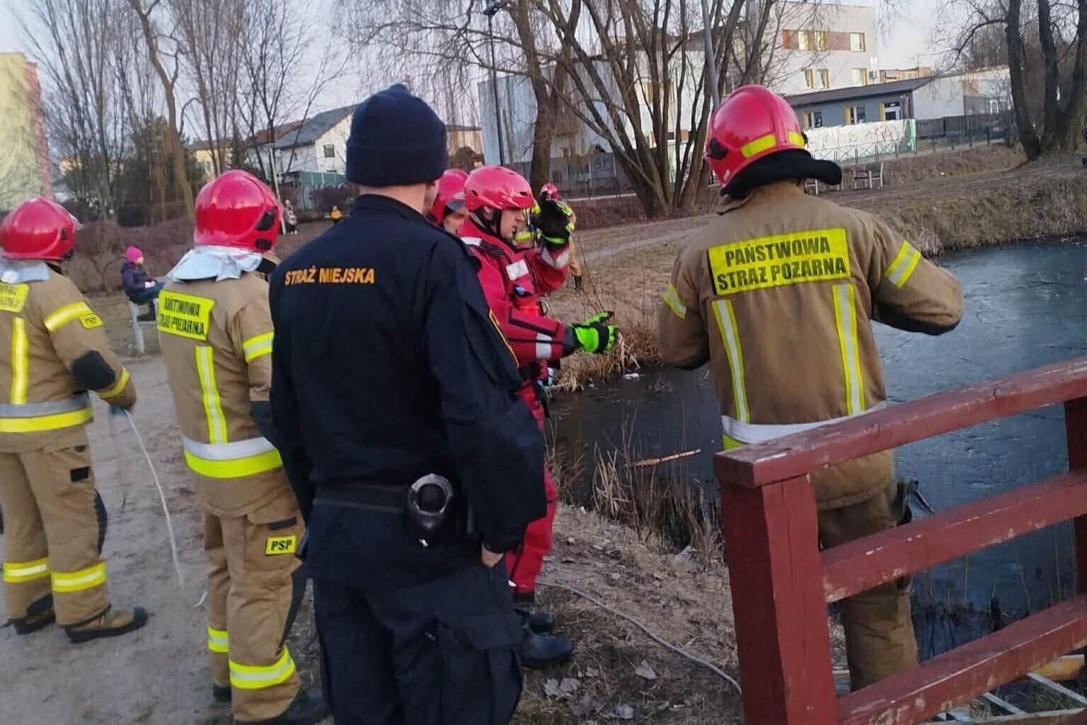 Uratowali dziewczynkę która ślizgała się po oczku wodnym