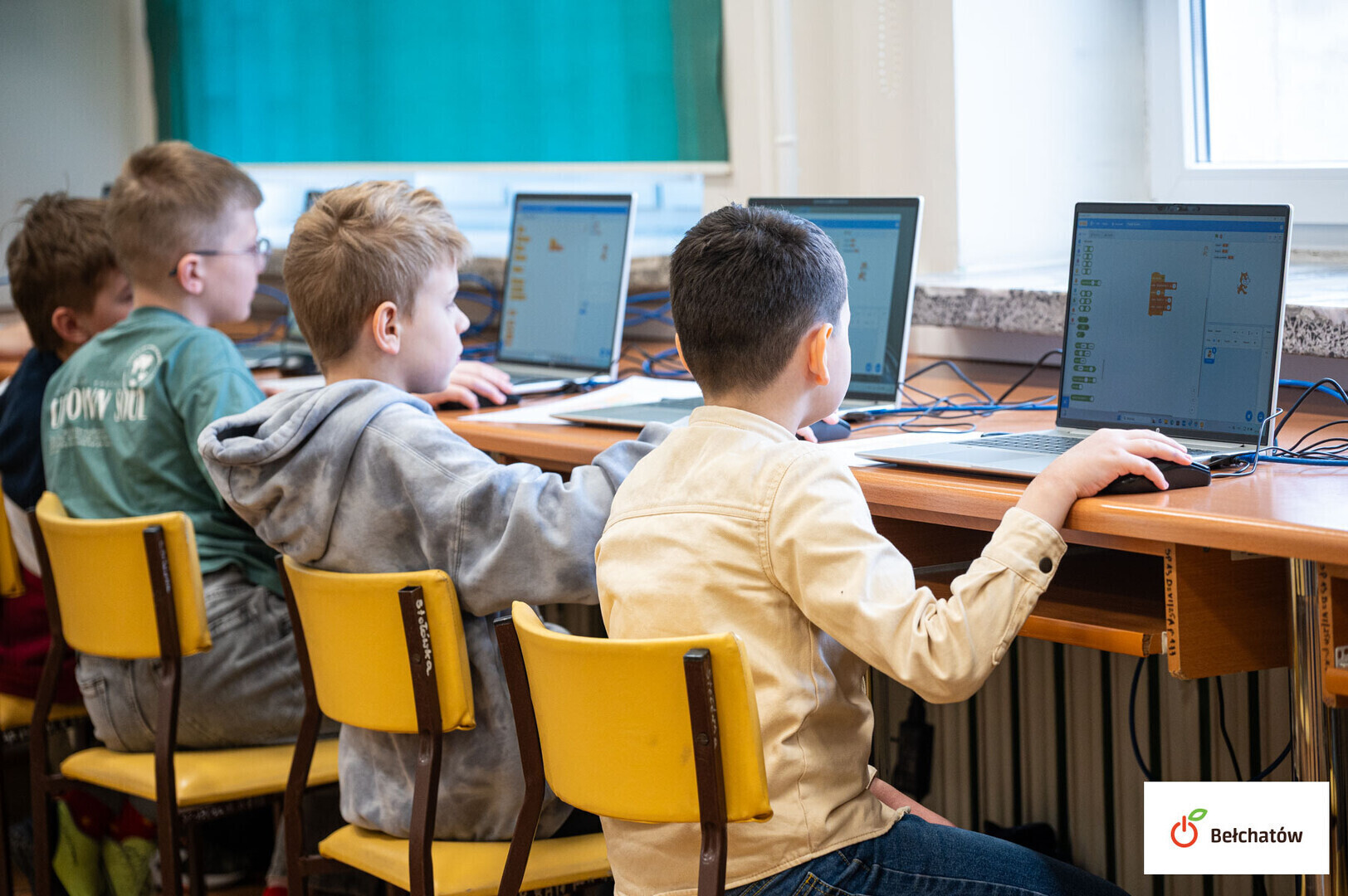 Setki nowych tabletów i laptopów trafiły do szkół