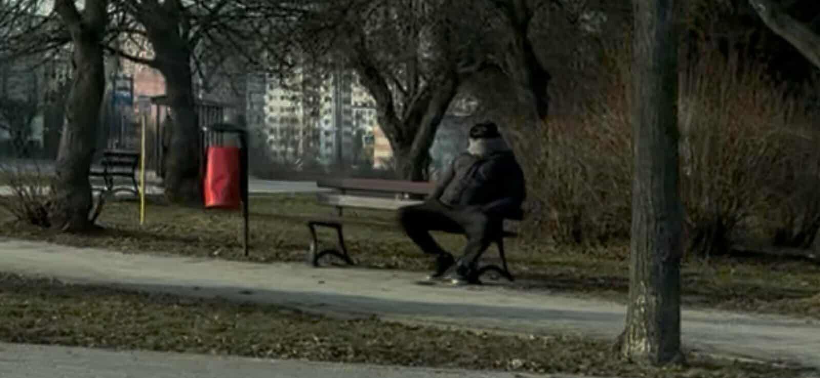 Miał onanizować się pod Biedronką i gonić z nożem. Zamaskowany mężczyzna zaczepia kobiety i dzieci w Piotrkowie