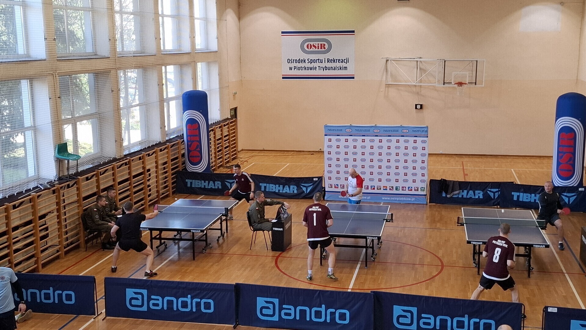 W piątkowe południe w piotrkowskim OSiRze przy ulicy Belzackiej odbyła się sportowa rywalizacja służb mundurowych. Pierwszą dyscypliną był tenis stołowy.