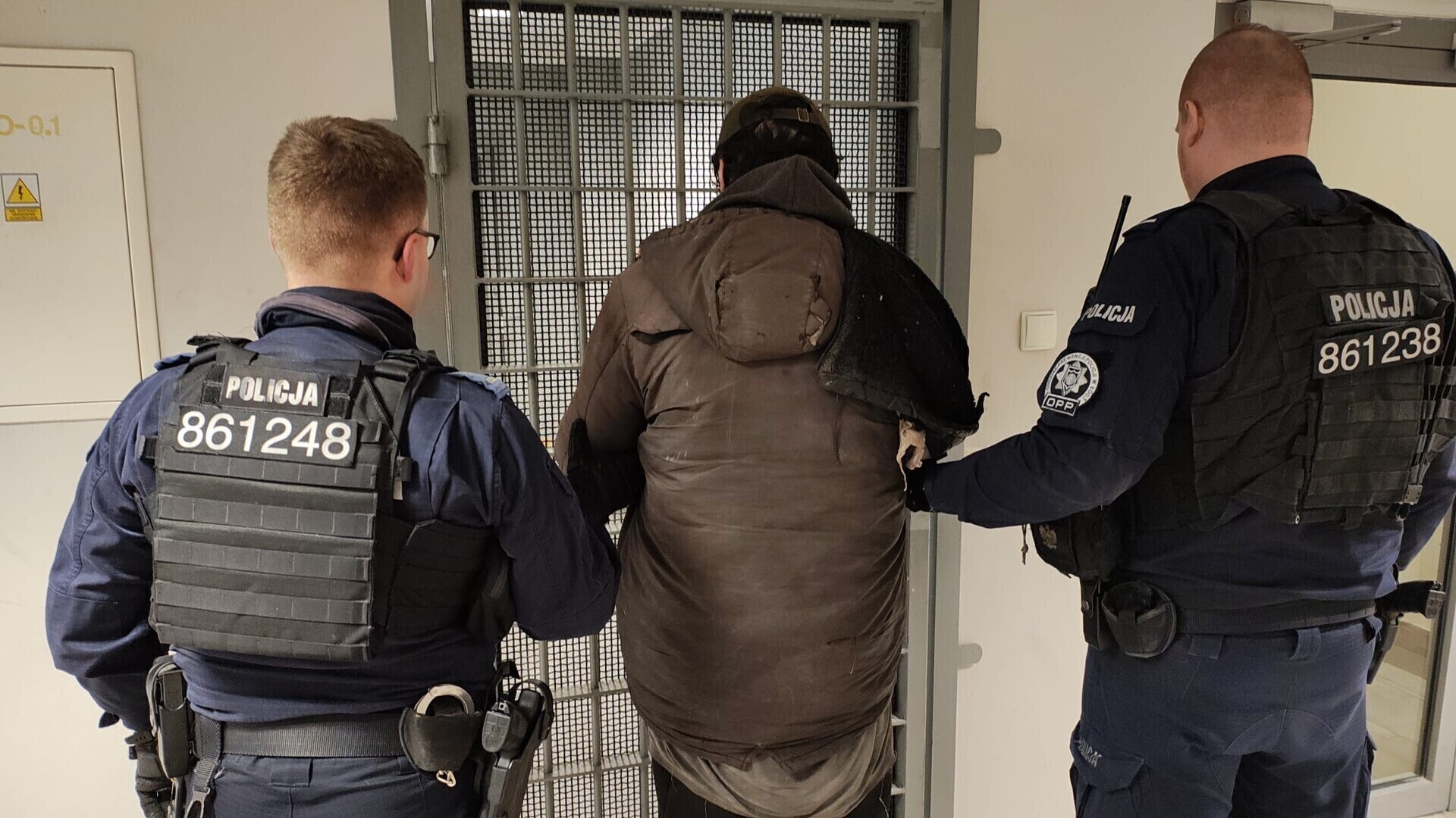 Piotrków Trybunalski. Policja zatrzymała mężczyznę podejrzewanego o zaczepianie kobiet i dzieci. Miał onanizować się pod Biedronką i gonić z nożem