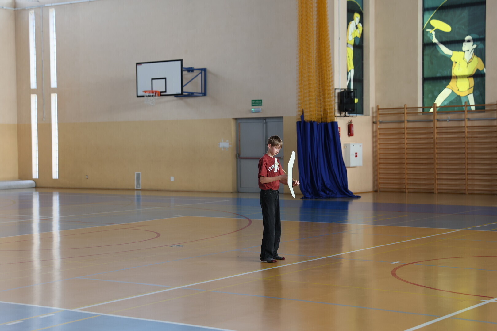 Zawody modeli szybowców w hali sportowej ZSP nr 4 w Piotrkowie Trybunalskim