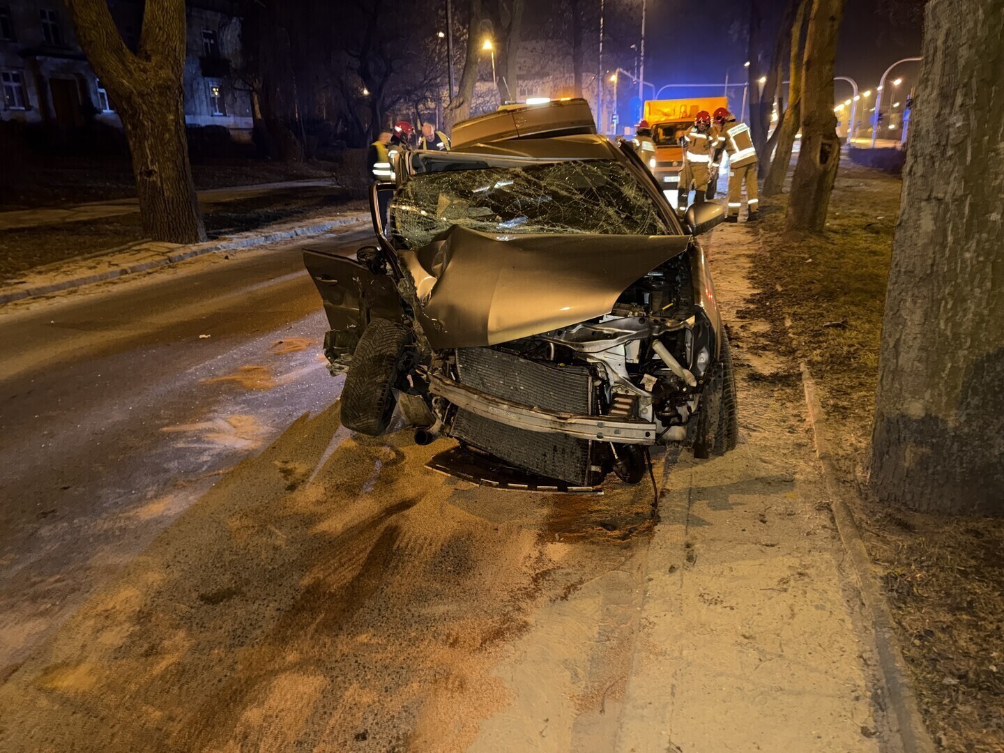 O włos od tragedii Nocny wypadek w Piotrkowie Trybunalskim. Opel Vectra z ogromną siłą uderzył w drzewo w Al. Kopernika