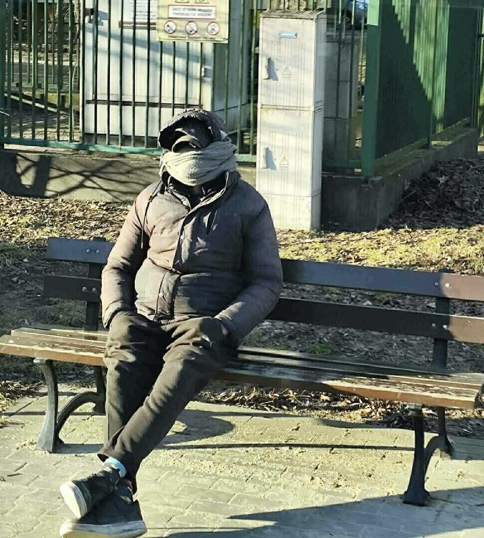 Piotrków Trybunalski. Sąd zwolnił mężczyznę który miał onanizować się pod Biedronką i zaczepiać kobiety. W sieci znów pojawiają się ostrzeżenia