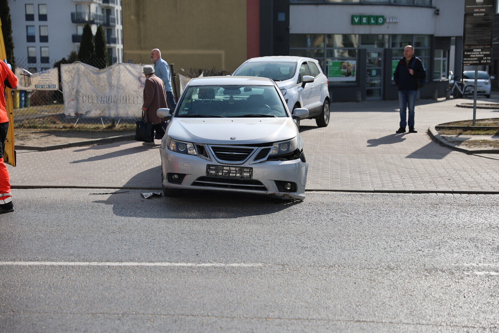 Samochód wyjechał wprost pod nadjeżdżający motocykl. Jedna osoba trafiła do szpitala