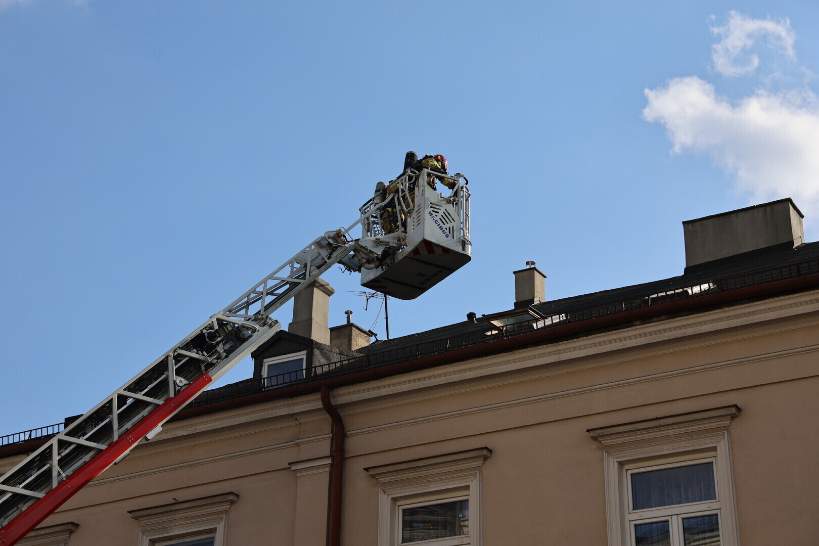 Pożar poddasza w kamienicy przy ulicy Słowackiego w centrum Piotrkowa