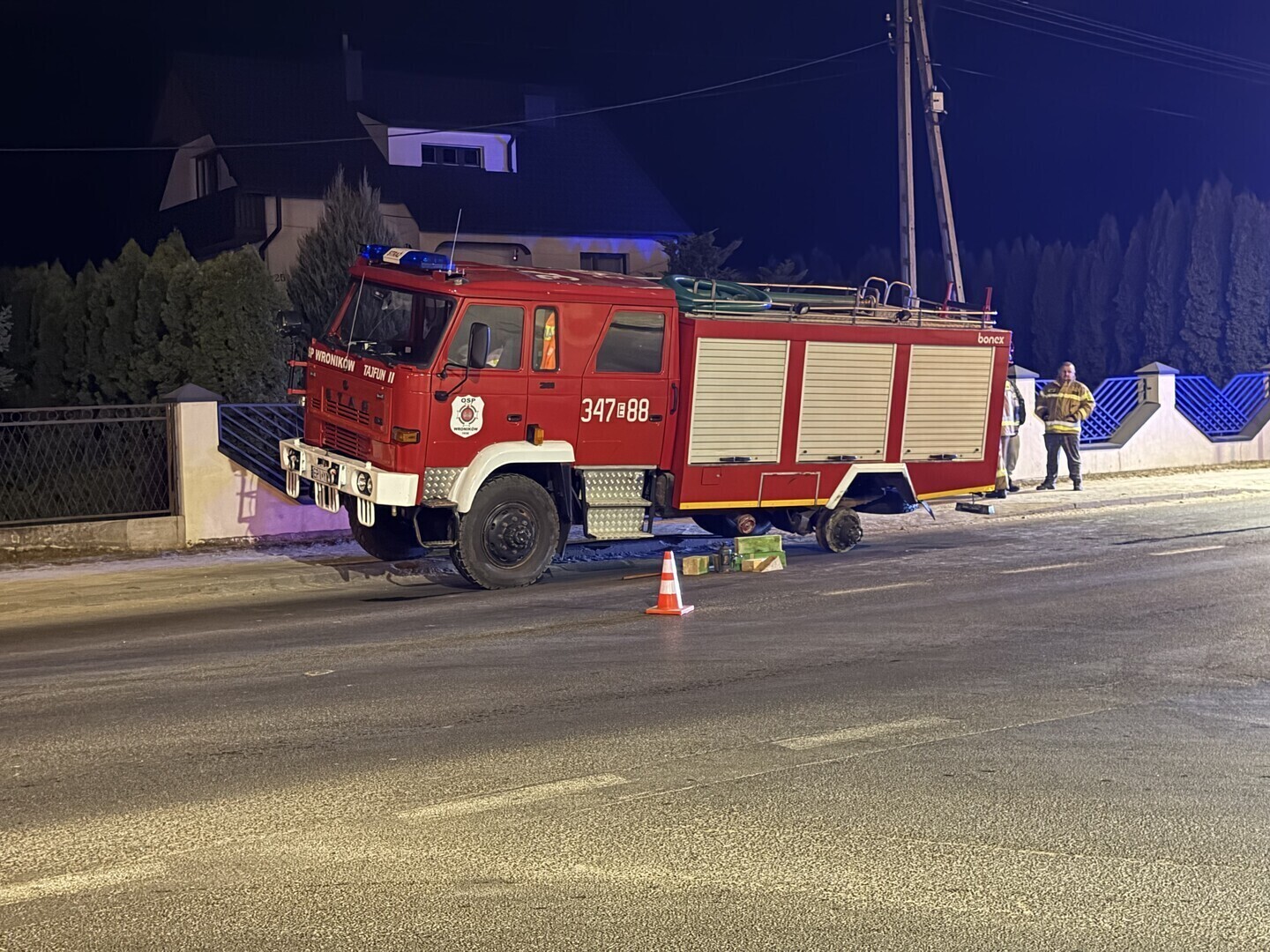 Koła odpadły z jadącego wozu strażackiego. Jedno z nich uderzyło w auto