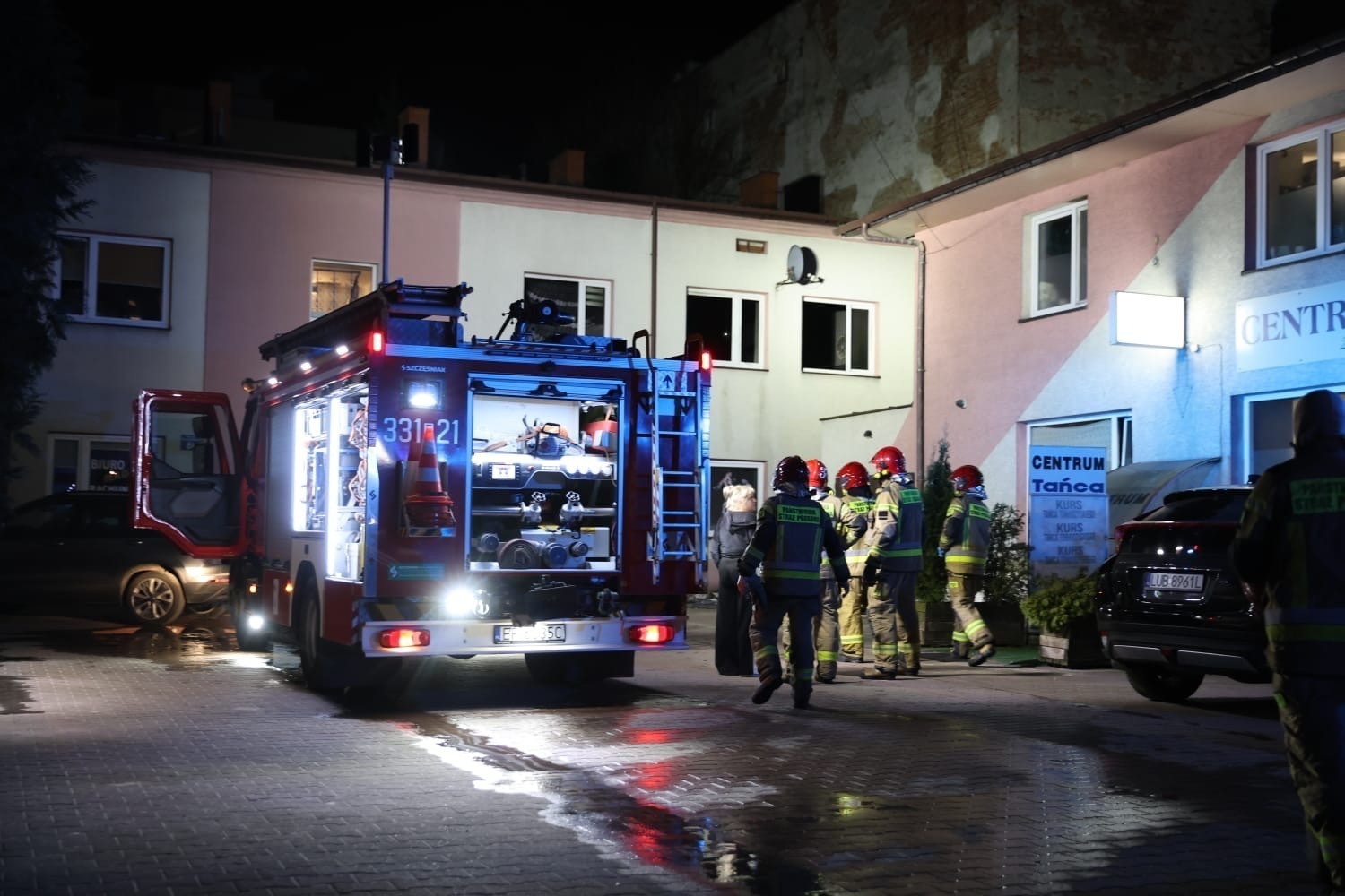 Groźny pożar mieszkania przy Pasażu Rudowskiego w Piotrkowie. Na miejscu cztery zastępy straży pożarnej