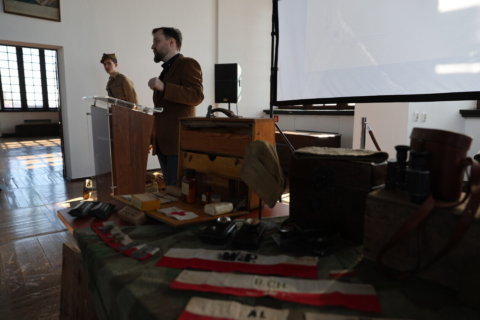 Konspiracja od kuchni. O kobietach logistyce i codzienności walki o której rzadko się mówi