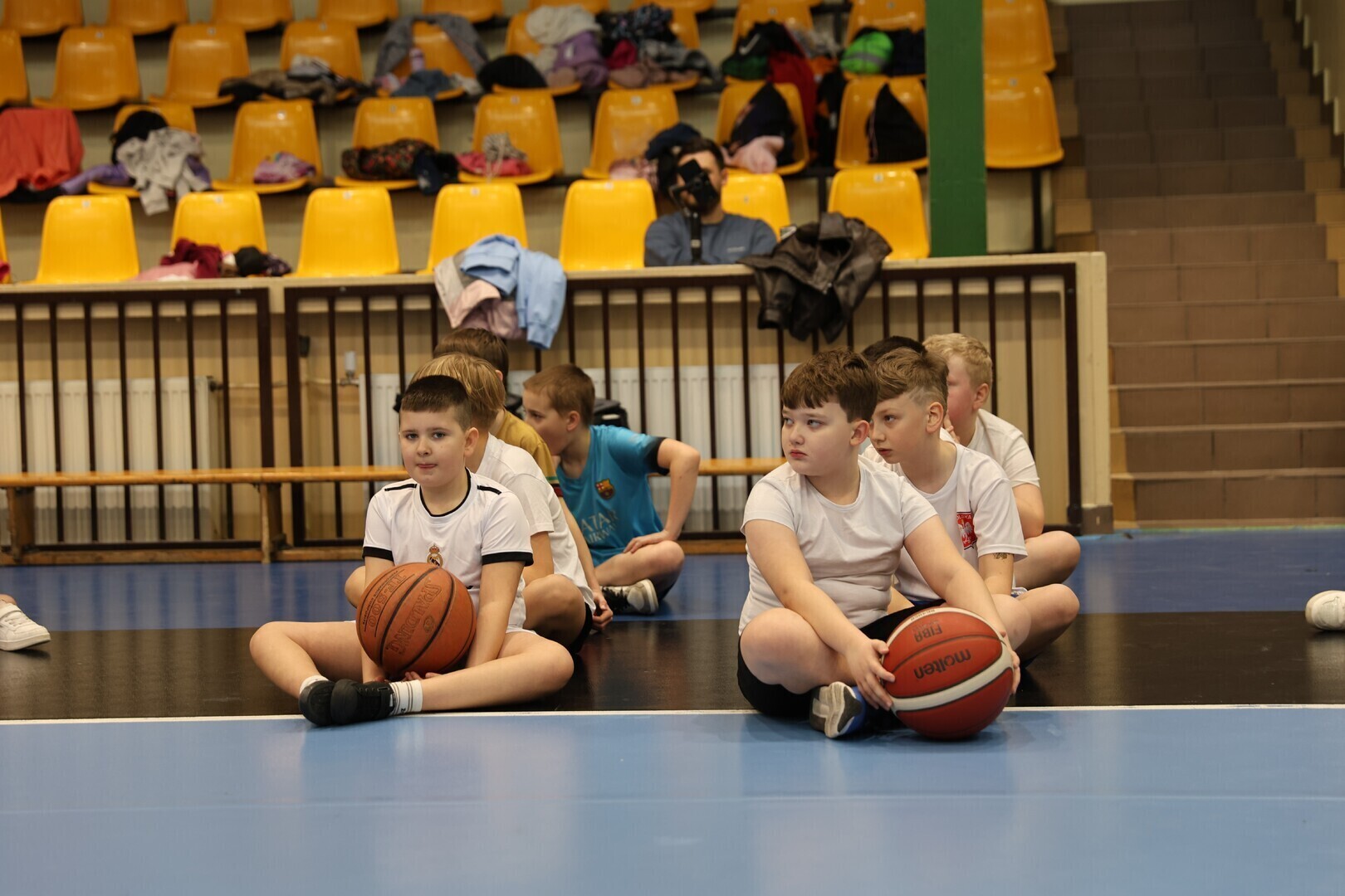 Koszykarska lekcja WF w hali RELAX. Uczniowie SP nr 12 trenowali z gośćmi z Portland