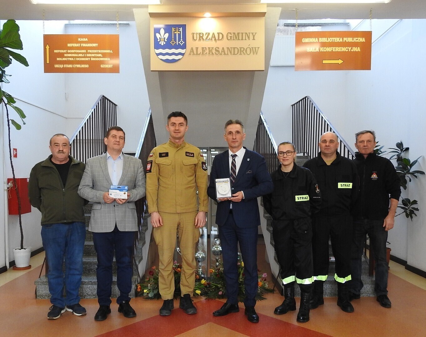 Straż pożarna rozdała czujniki dymu i czadu w gminie Aleksandrów. Akcja ma zwiększyć bezpieczeństwo mieszkańców