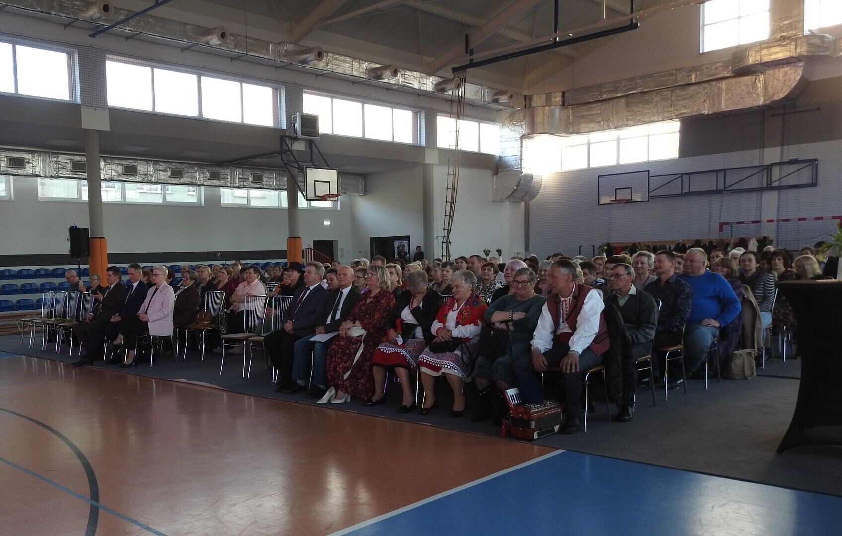 Gminny Dzień Kobiet w Aleksandrowie muzyka taniec i wspólne świętowanie