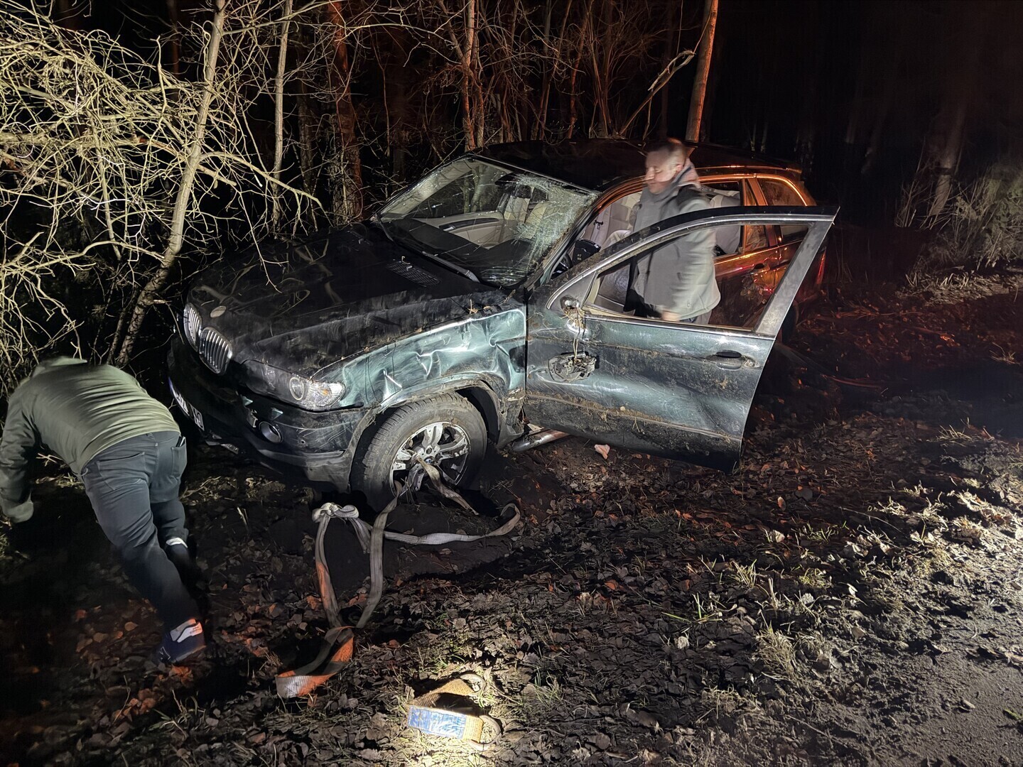 Dachowanie BMW na drodze Żarnowica Duża Golesze. Kierowca ukarany 500 złotowym mandatem