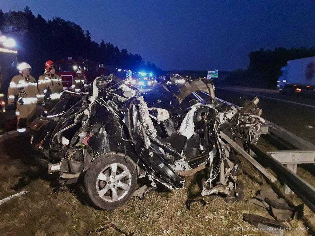 Koszmarny wypadek na A1 pod Piotrkowem. Autostrada zablokowana kierowca w ciężkim stanie
