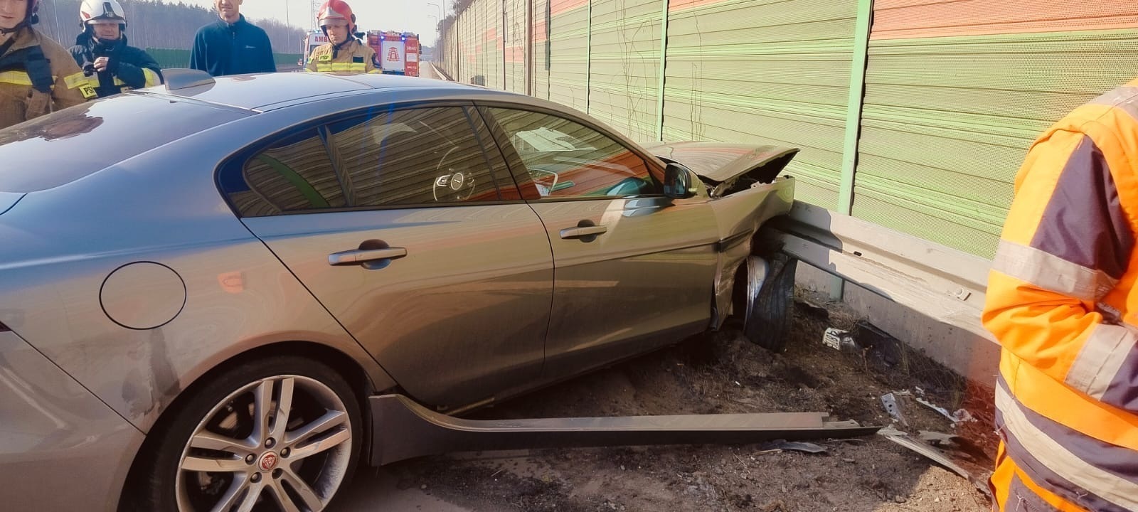 Jaguar uderzył w bariery na S8 pod Piotrkowem. Są utrudnienia