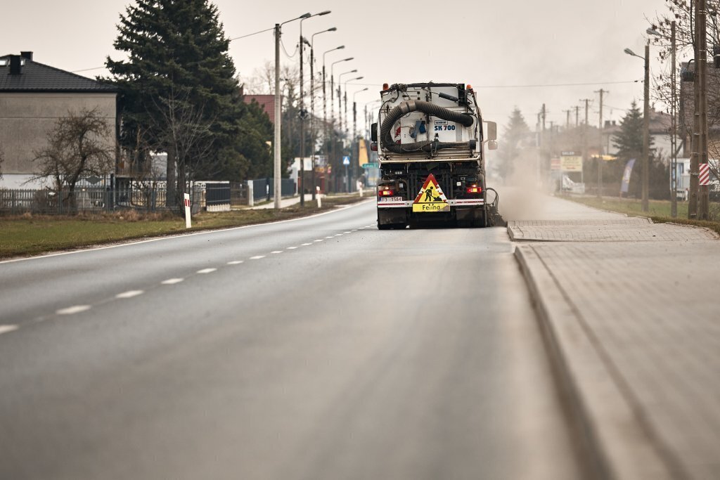 Po zimie rozpoczęto sprzątanie dróg wojewódzkich w Łódzkiem