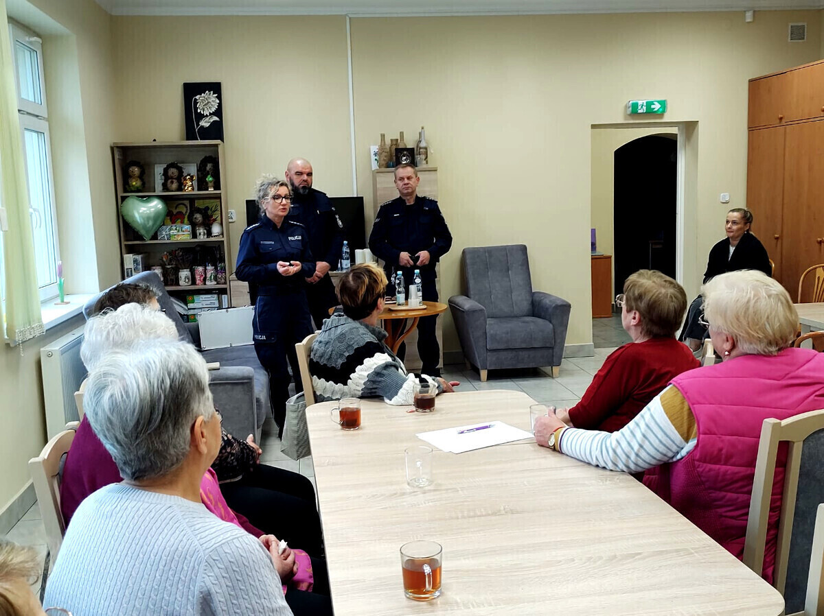 Policjanci rozmawiali o oszustwach z seniorami