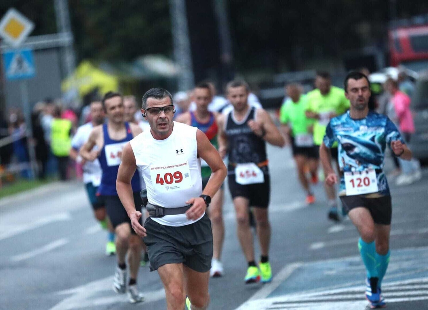 10 lat biegania. Jedna noc tysiące emocji. Jubileuszowy 10 półmaraton piotrkowski- pobiegnij z historią