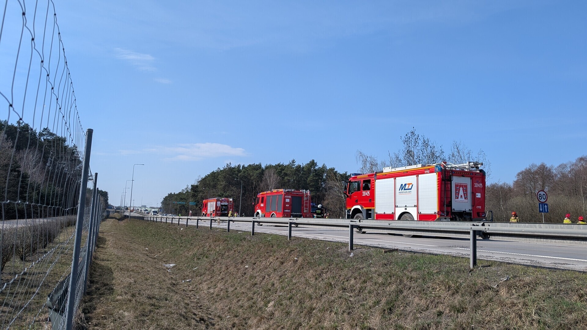 Pożar samochodu dostawczego na trasie S8. Droga zablokowana