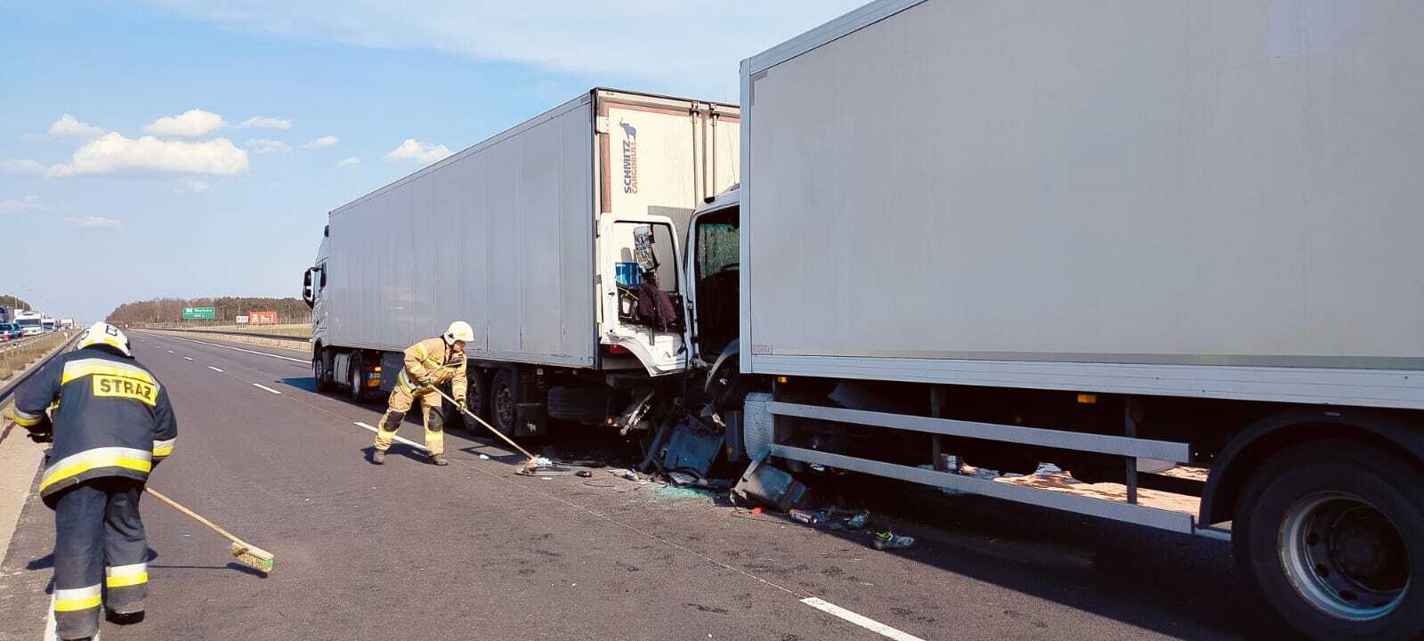 Zderzenie dwóch ciężarówek na S8. Droga w stronę Warszawy zablokowana