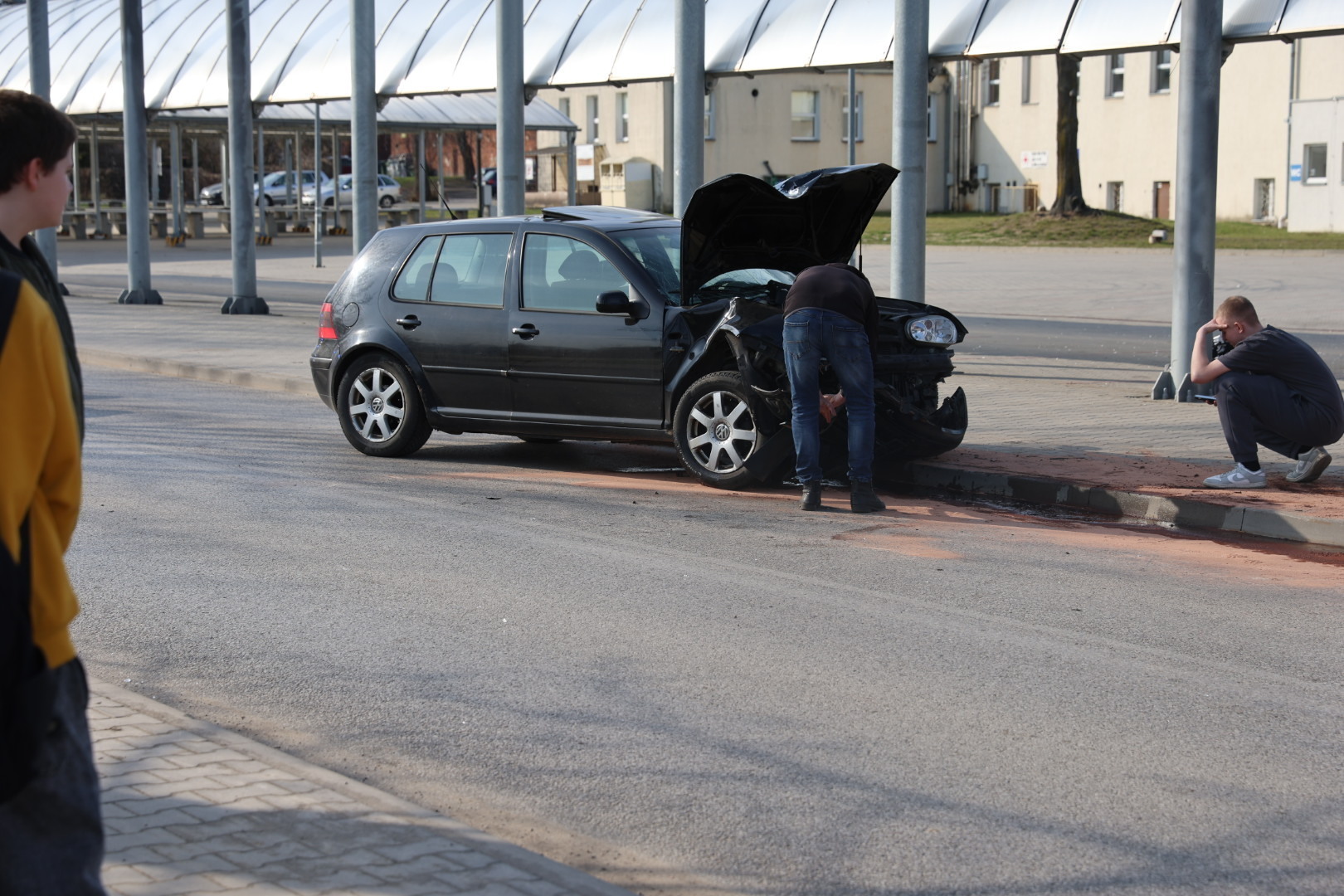 Groźny wypadek w Moszczenicy. Samochód uderzył w słup targowiska jedna osoba w szpitalu