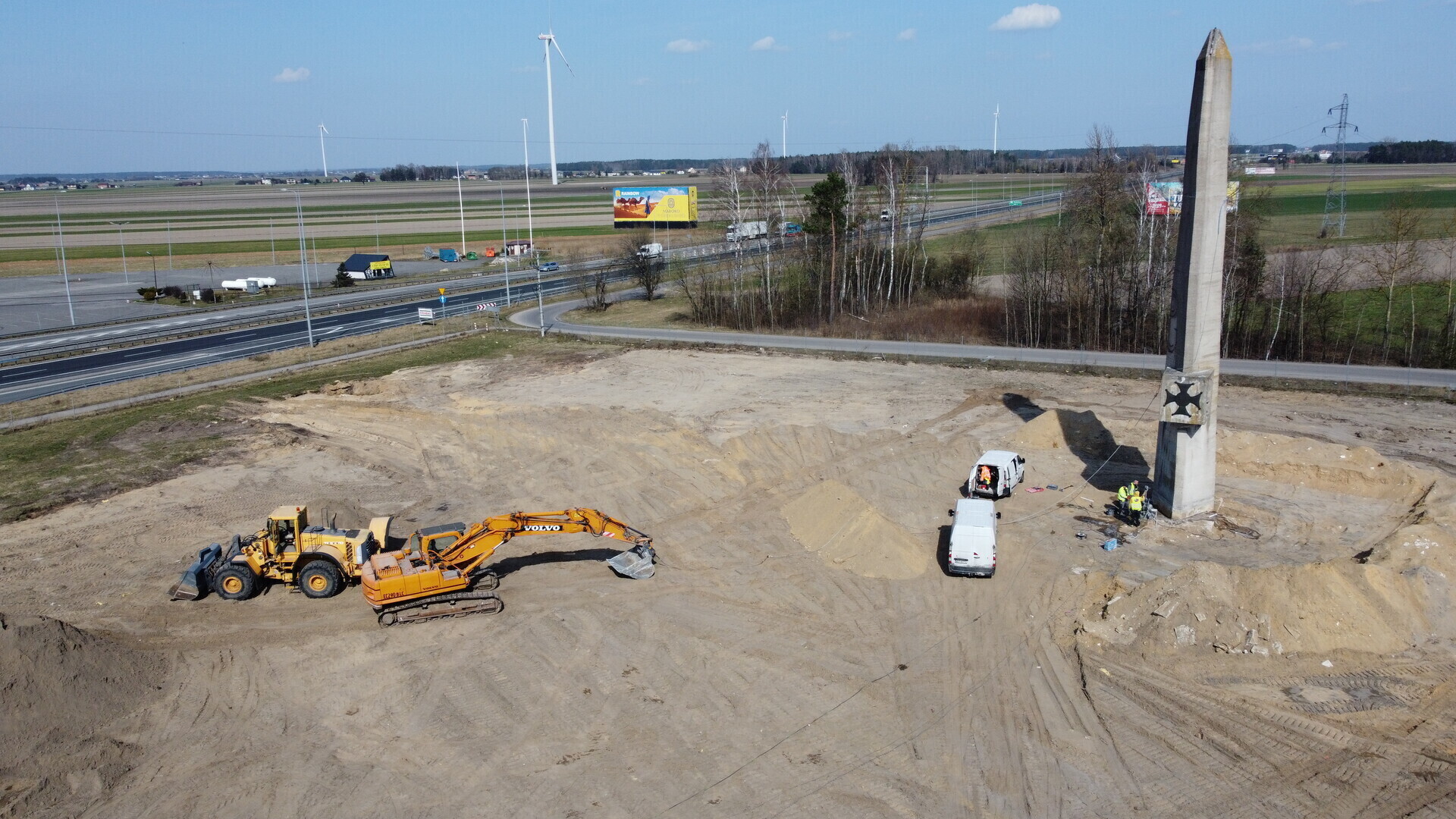 Ostatnie godziny pomnika w Polichnie. Czy pamięć odchodzi po cichu