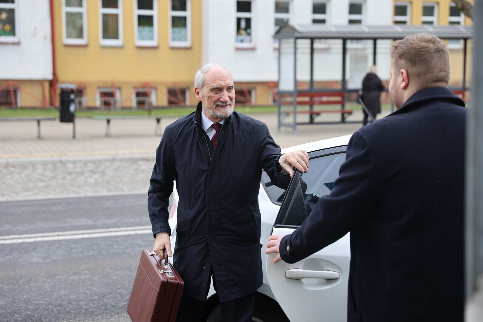 Piotrków Trybunalski kamienica w Rynku w fatalnym stanie. Sześcioosobowa rodzina boi się o zdrowie i życie w TBS interweniował poseł PiS Antoni Macierewicz