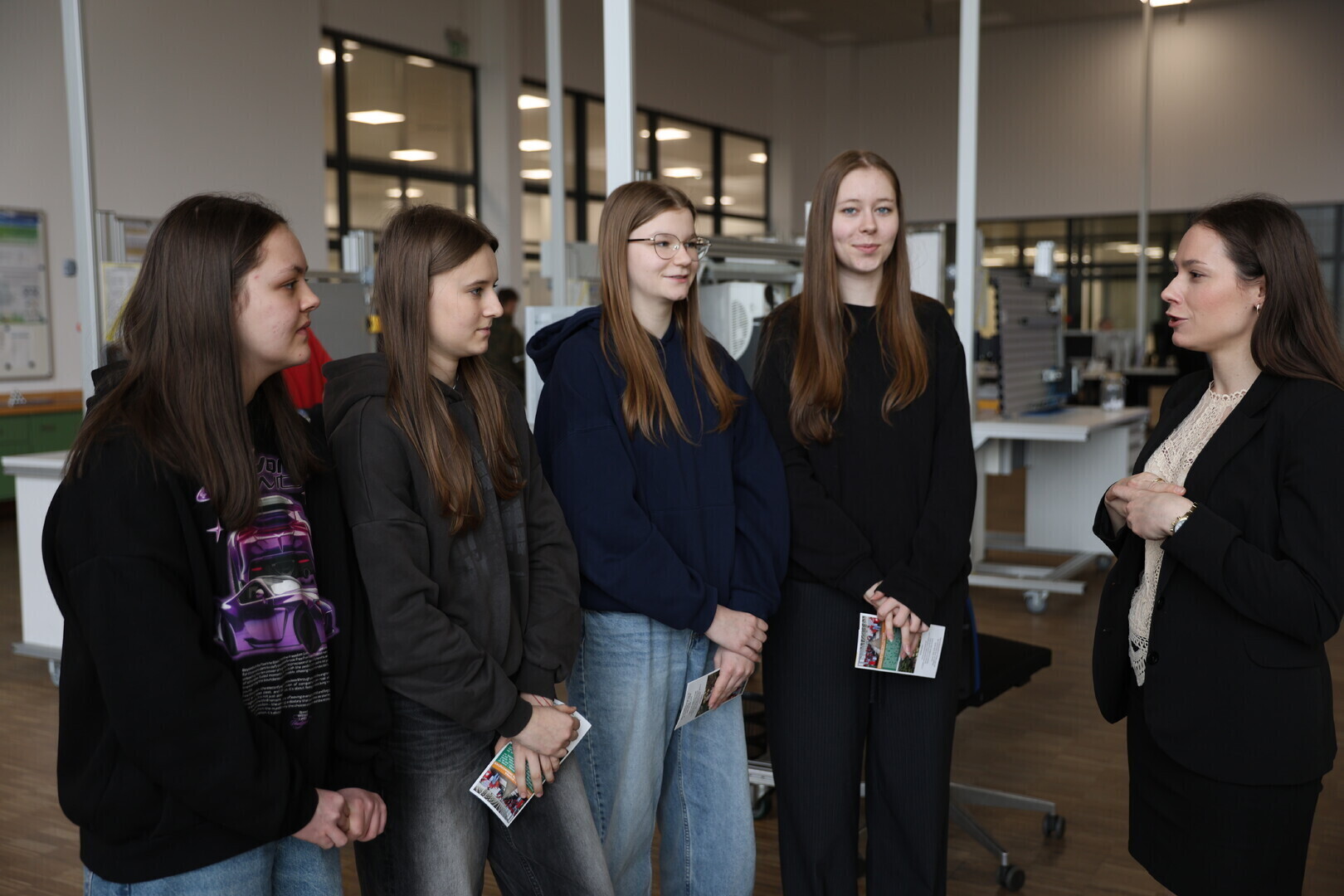 Ósmoklasiści zaglądali do świata maszyn. Dni otwarte w Akademii firmy Haering Polska