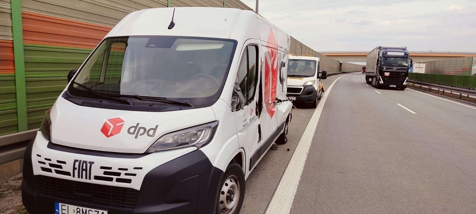 Zderzenie busa kurierskiego z ciężarówką na S8. Utrudnienia w kierunku Katowic