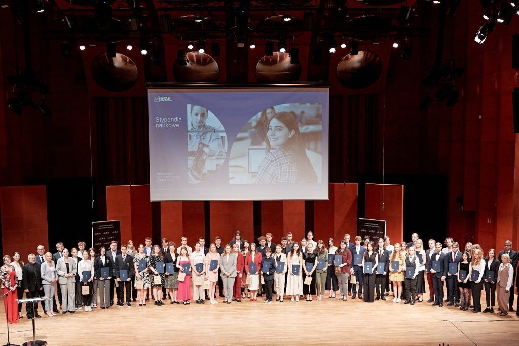 Młodzi z Piotrkowa i regionu wśród najlepszych. Stypendia marszałka rozdane