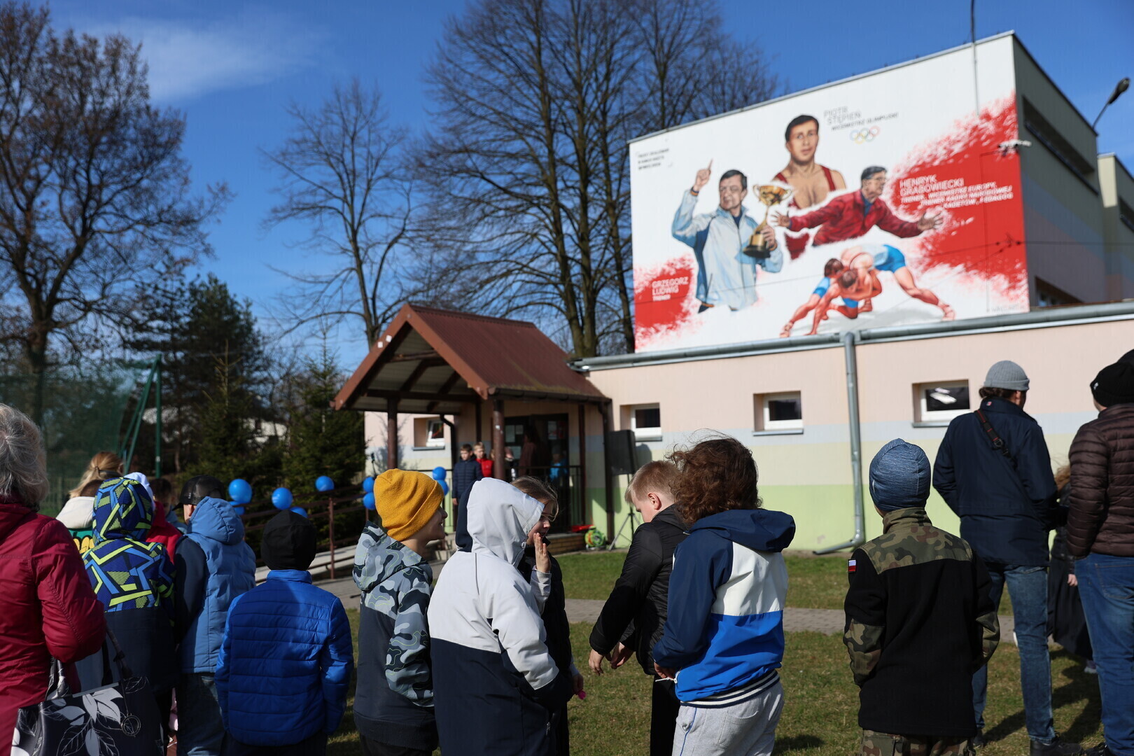 Sportowi bohaterowie na ścianie szkoły. Uroczyste odsłonięcie muralu w Piotrkowie