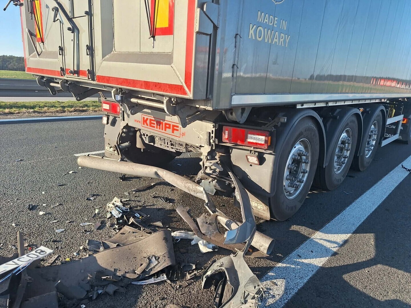 Kolejny wypadek na S8 pod Piotrkowem. Kierowca Mercedesa uderzył w ciężarówkę trafił do szpitala