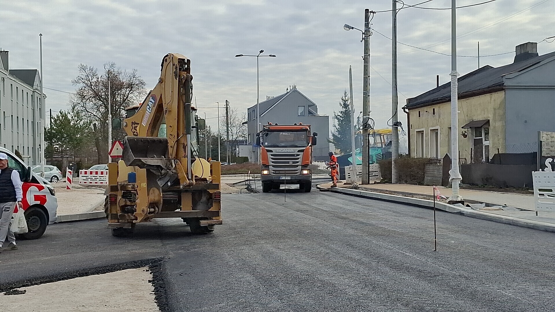 Uwaga kierowcy Ruszyły prace bitumiczne na rondzie ks. Pecolta