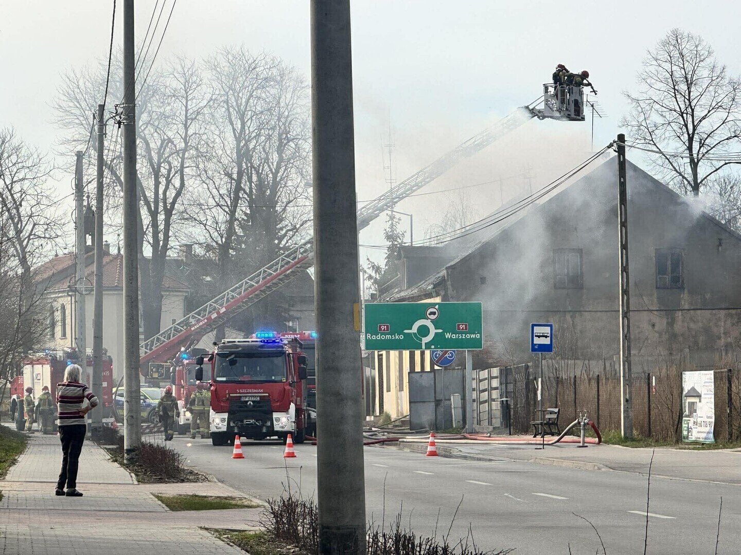 Płonął budynek przy Przedborskiej. Ogień strawił poddasze i część dachu