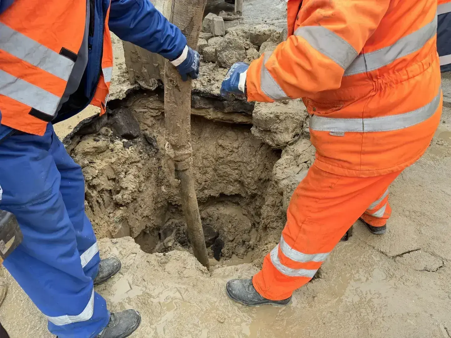 Awaria sieci ciepłowniczej w Piotrkowie. Służby wrócą do pracy w poniedziałek
