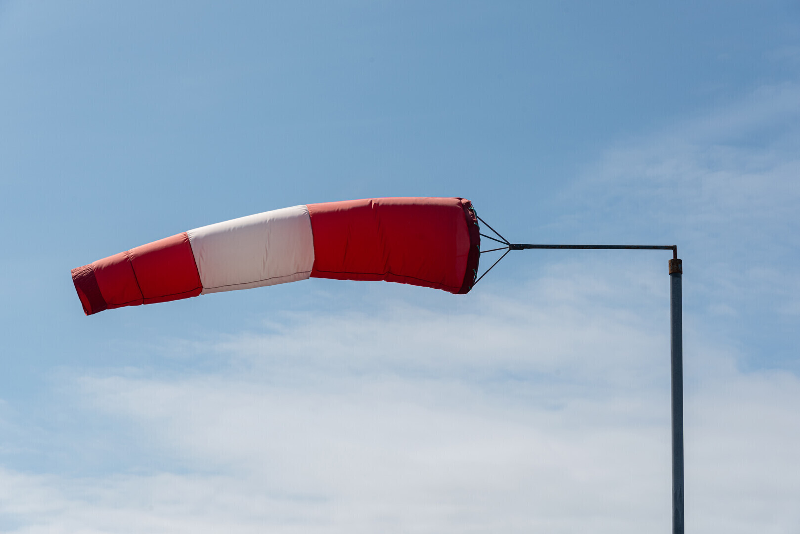 Silny wiatr nad regionem. Ostrzeżenie dla Piotrkowa Trybunalskiego i powiatu piotrkowskiego