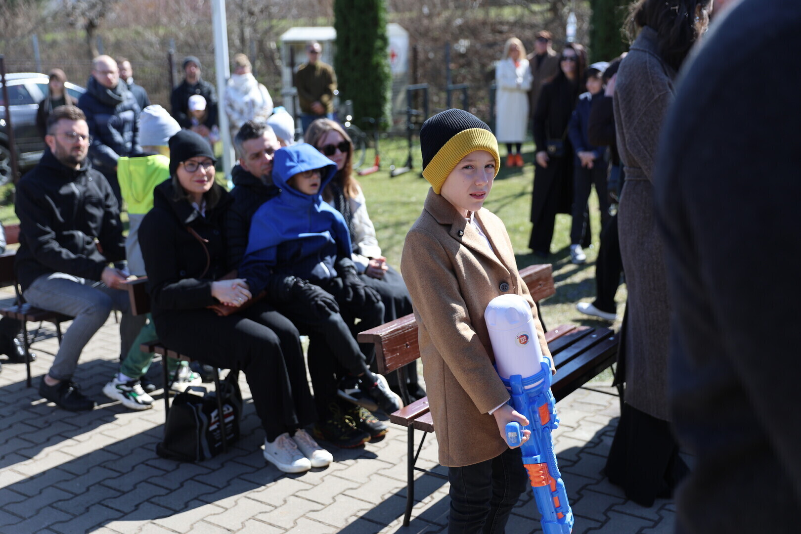 Parafianie nie zawiedli- wiadra wody wielka bitwa i mnóstwo dobrej zabawy. Śmigus-dyngus przy kościele św. Jana Pawła II w Piotrkowie
