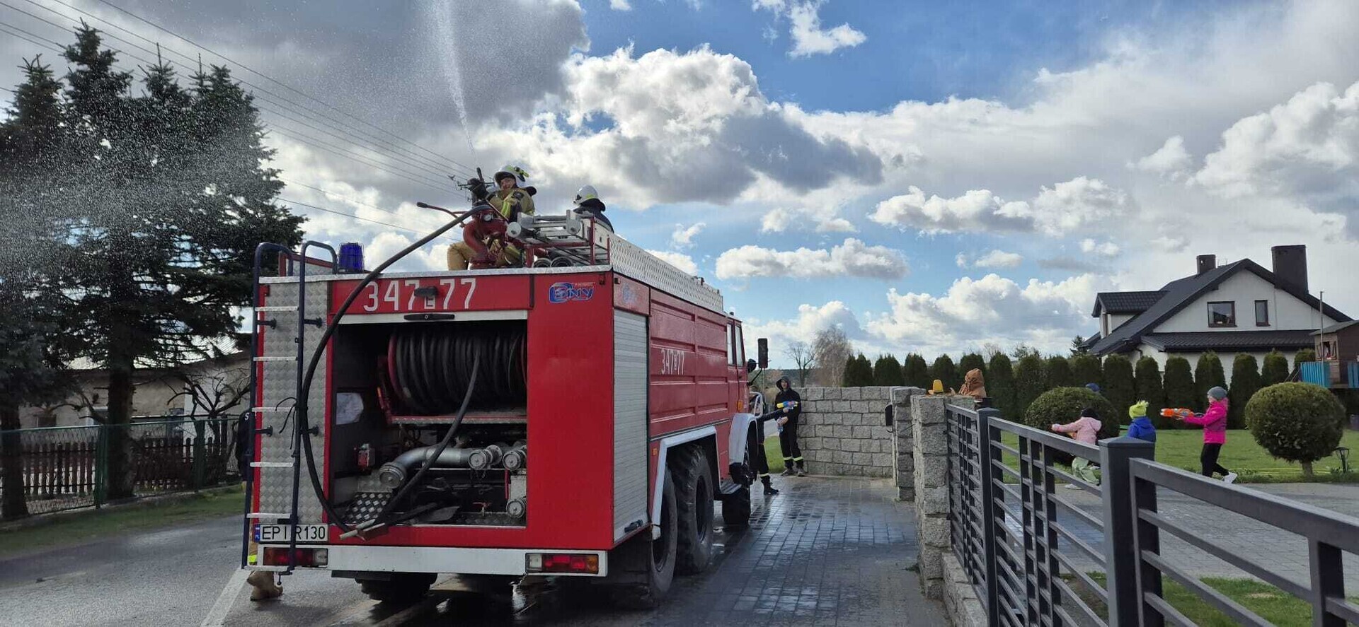 Strażacki śmigus-dyngus z misją pomocy. Akcja Gasimy dla Ryśka w Przygłowie i Włodzimierzowie