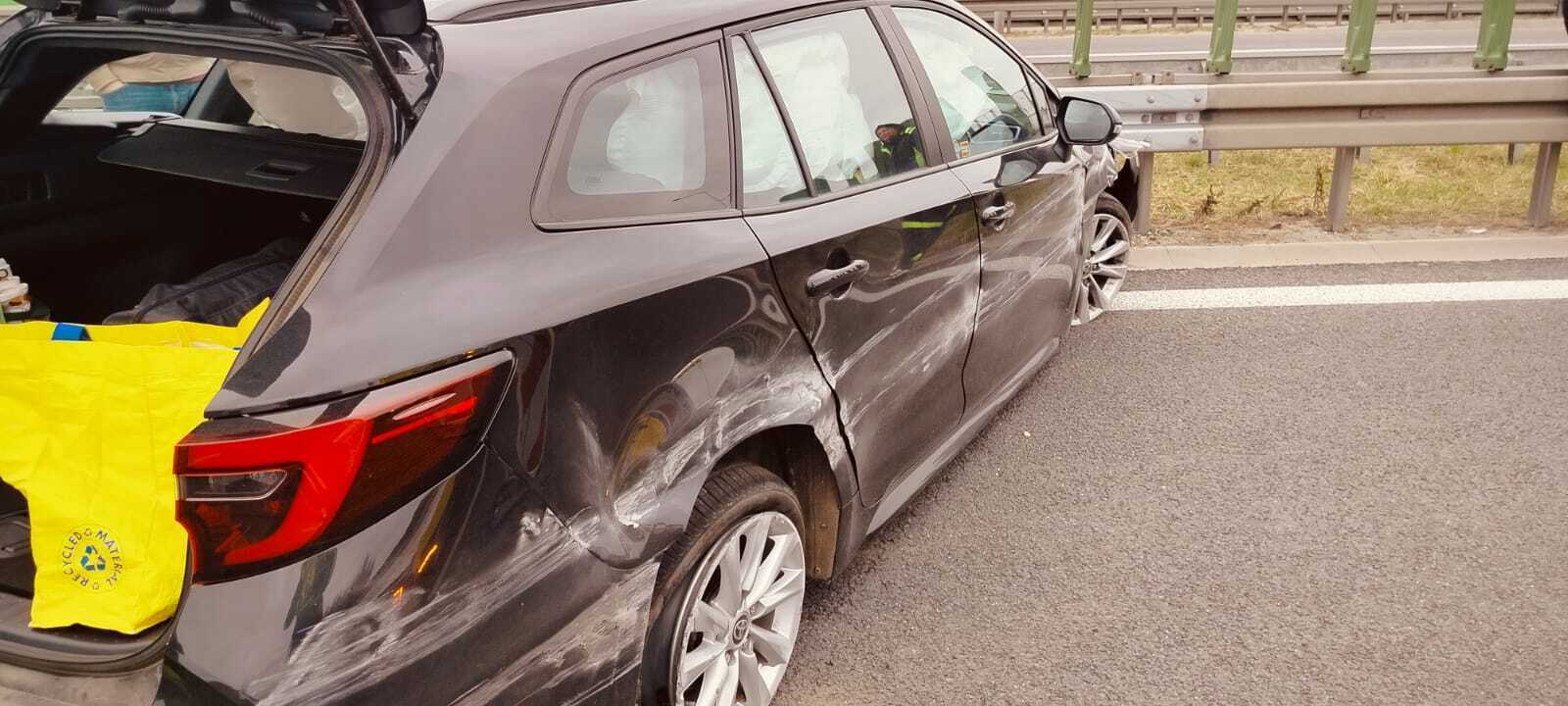 Toyota uderzyła w bariery na S8. 35-latek zasnął za kierownicą