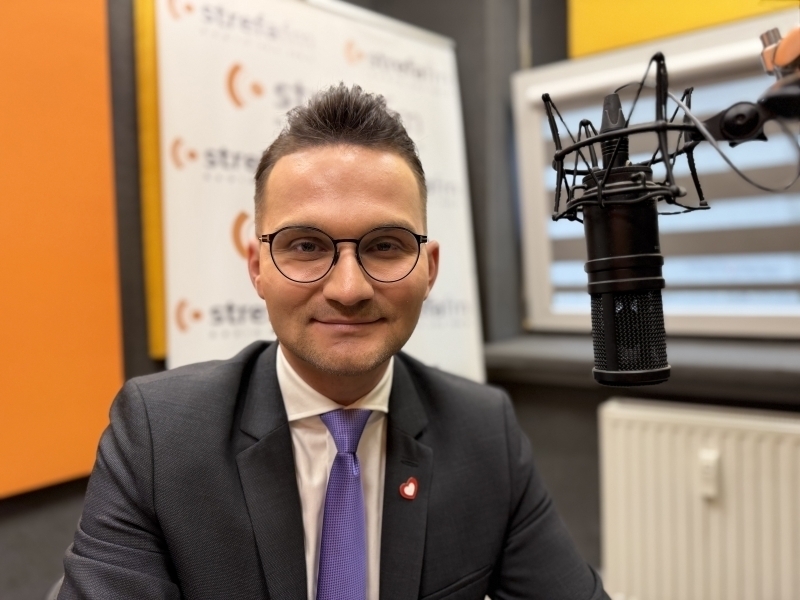 Poseł Adrian Witczak w Radiu Strefa FM Piotrków Nowe inwestycje i współpraca kluczem do rozwoju miasta