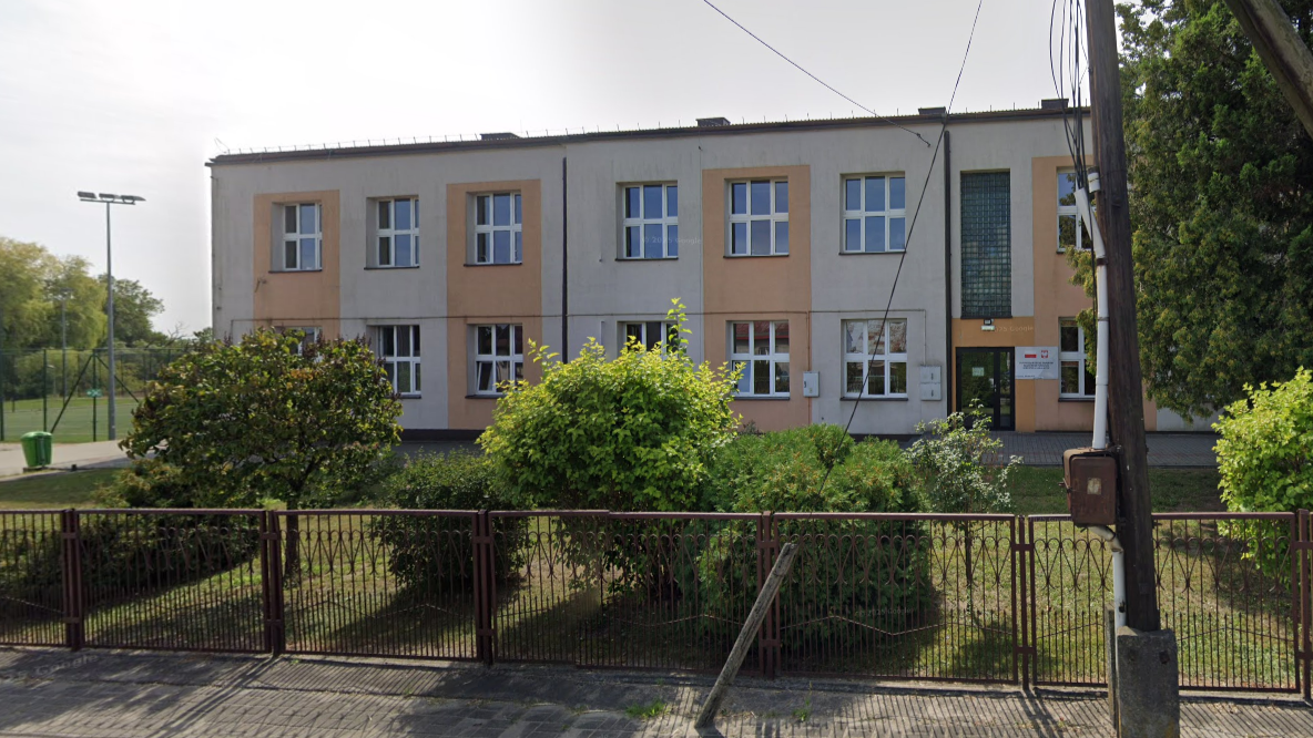 Niebezpieczny incydent w szkole. 15-latek dźgnięty nożyczkami podczas szarpaniny