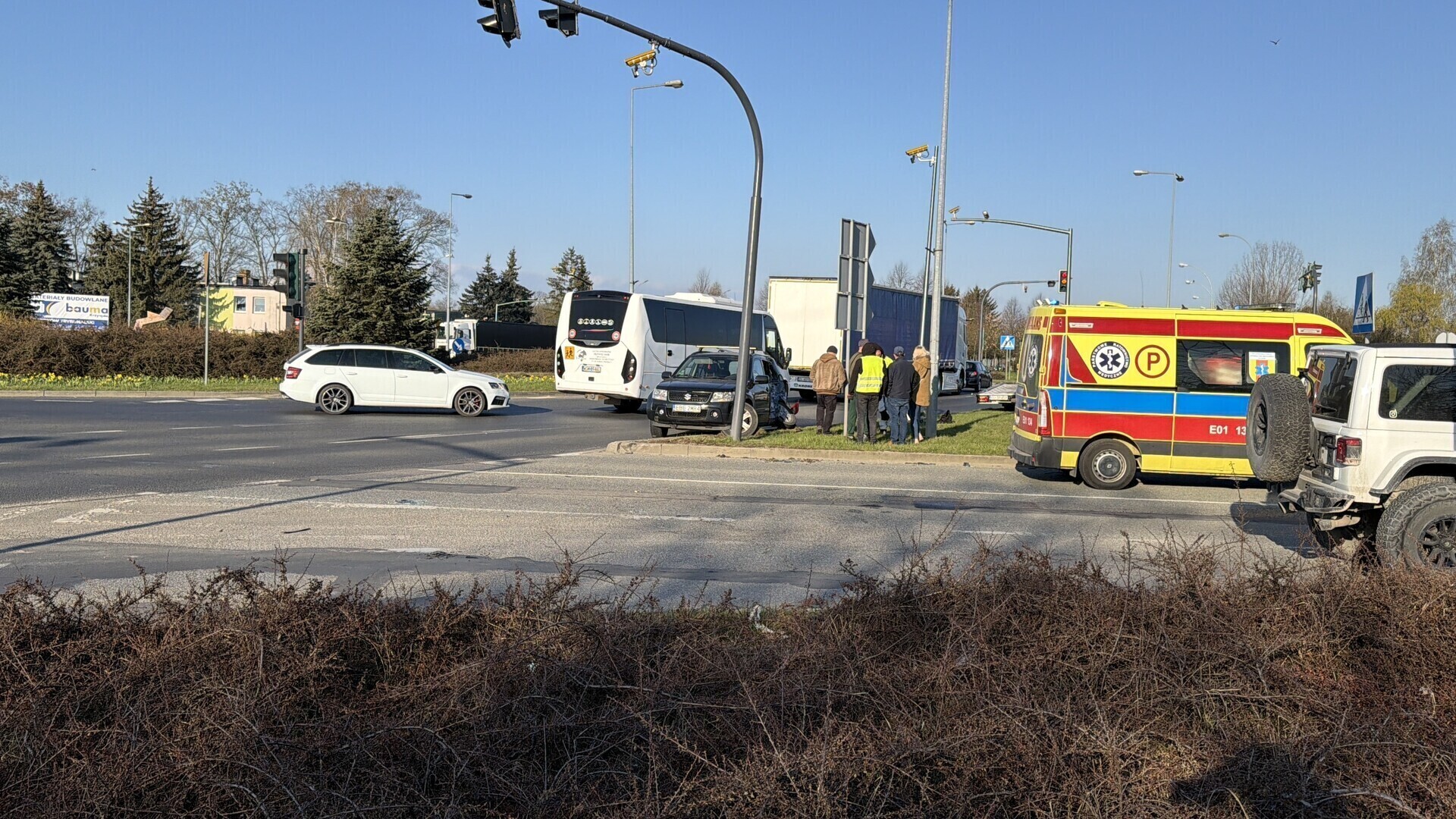 Zderzenie osobówki z ciężarówką na skrzyżowaniu Al. Sikorskiego i Concordii w Piotrkowie. Dwie osoby trafiły pod opiekę medyków